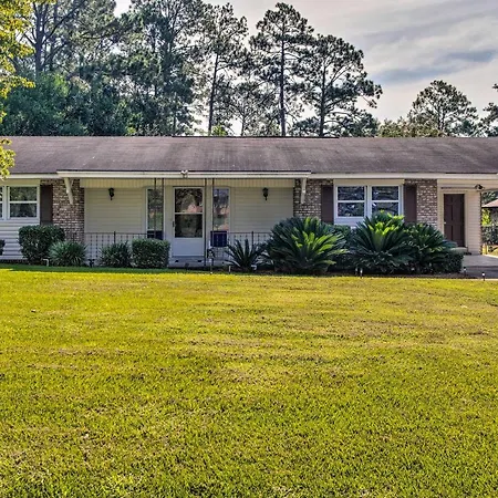 Cozy Waycross House With Yard And Screened Patio!